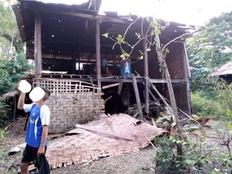 (စစ်ကောင်စီတပ် ပစ်ခတ်မှုကြောင့် နေအိမ်များထိခိုက်ပျက်စီးနေစဉ်။ ဓာတ်ပုံ - KNU)