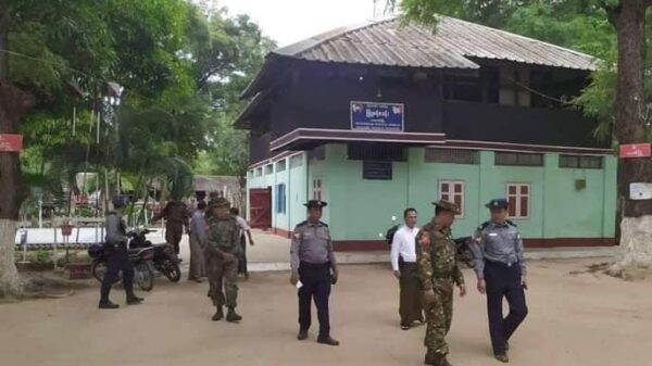 အရာတော်မြို့မစခန်းရှိ စစ်ကောင်စီအဖွဲ့ဝင်များအား တွေ့ရစဥ်။ ဓာတ်ပုံ-အရာတော်ပို့စ်
