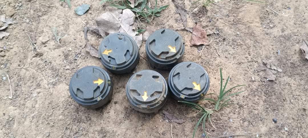 (စစ်ကောင်စီတပ်ထောင်ခဲ့သော မိုင်းများကိုရှင်းလင်းနေစဥ်။ဓါတ်ပုံ-ABSDF)