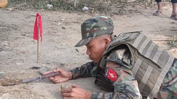 (စစ်​ကောင်စီတပ်​ထောင်ခဲ့​သော မိုင်းများကိုရှင်းလင်း​နေစဥ်။ဓါတ်ပုံ-ABSDF)