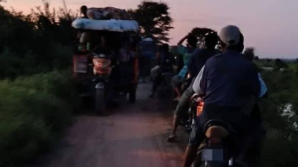 ( စစ်​ကောင်စီတပ်၏ ပစ်ခတ်အကြမ်းဖက်မှုကြောင့်​အေညက်တိုဘာလတွင် ထွက်ပြေတိမ်းရှောင်ခဲ့သော​ဒေသခံ ပြည်သူများ။ ။ဓာတ်ပုံ-ဒီပဲယင်းမြို့နယ်စစ်ရှောင်ထောက်ပံ့ရေးအဖွဲ့ )