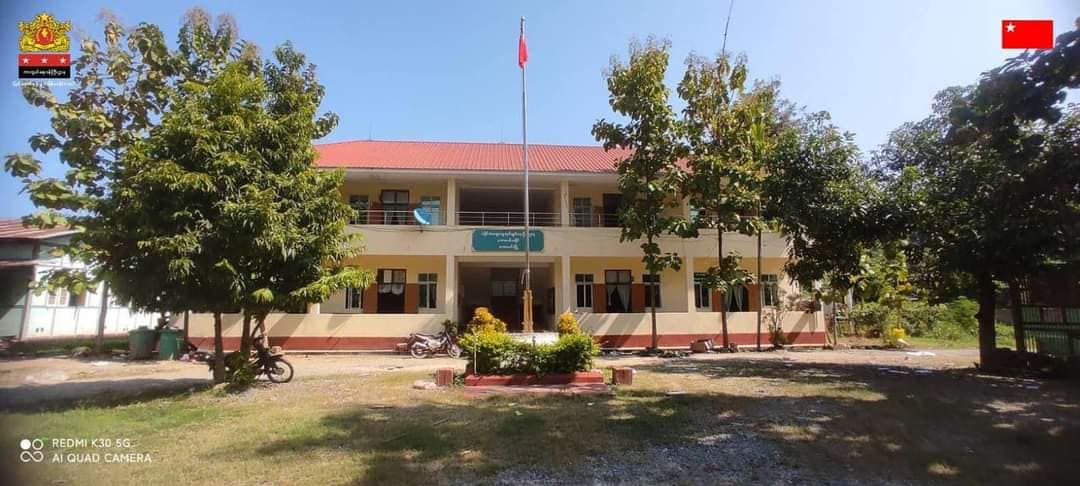 (​ကောလင်းမြို့ ခရိုင်​ထွေအုပ်ရုံးတွင် ပြည်သူ့​တော်လှန်​ရေးအလံလွှင်တင်ထားစဥ်/ စစ်​ကောင်စီတပ်ထံမှ သိမ်းဆည်းရရှိ​သော လက်နက်ခဲယမ်းများ။ဓါတ်ပုံ-NUG-MOD)