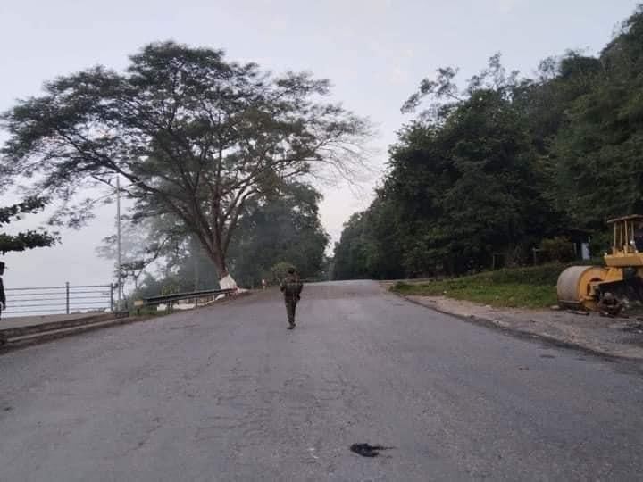 (ကျောက်မဲမြို့အပိုင် ဂုတ်ထိပ် View Pointနေရာ ထိန်းချုပ်ထားသော TNLAနှင့်မန္တလေး PDF တို့မှ ရဲဘော်များအား တွေ့ရစဥ်။ဓာတ်ပုံ - CJ)