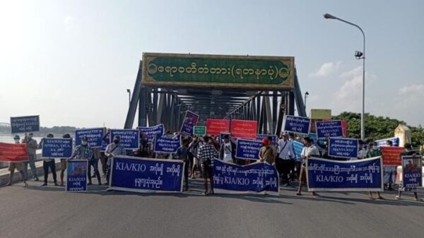KIA ကို ဆန့်ကျင်ဆန္ဒပြဖို့ ရတနာပုံတံတားစစ်ကောင်စီယာယီပိတ်ပေး