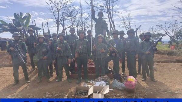 (စစ်​ကောင်စီတပ်စခန်းသိမ်းပိုက်ပြီး​နောက် ညီ​နောင်မဟာမိတ်တပ်ဖွဲ့ဝင်များ။ဓါတ်ပုံ-The Kokang)