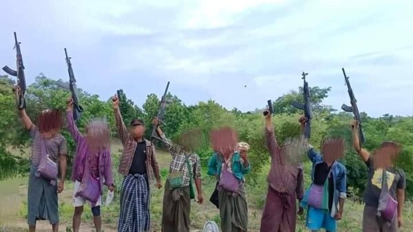 (OPRF - PLA တပ်ဖွဲ့ဝင် တော်လှန်ရေးရဲဘော်များအား တွေ့ရစဥ်။ ဓာတ်ပုံ - OPRF - PLA)