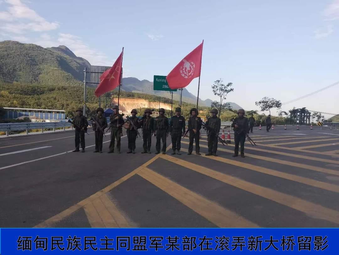 (စစ်ကောင်စီတပ်စခန်းသိမ်းပိုက်ပြီးနောက် ညီနောင်မဟာမိတ်တပ်ဖွဲ့ဝင်များ။ဓါတ်ပုံ-The Kokang)