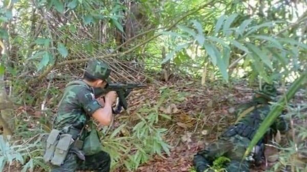 (​ရှေ့တန်းမှ KNU/KNLA တပ်မဟာ ၅ တပ်ဖွဲ့ဝင်အချို့ ။ဓါတ်ပုံ-KNU)