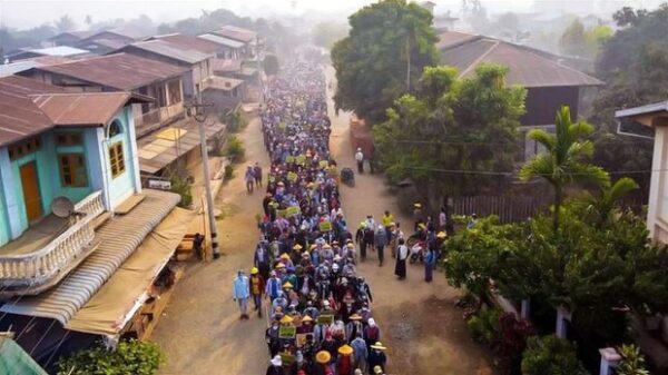 (စစ်ကိုင်းတိုင်း၊ ပင်လည်ဘူးမြို့တွင် ၂၀၂၁ မတ်လ ၂၇ ရက်က စစ်အာဏာရှင်ဆန့်ကျင်ကြောင်း ချီတက်ဆန္ဒပြခဲ့စဉ်။ ဓာတ်ပုံ - CJ)