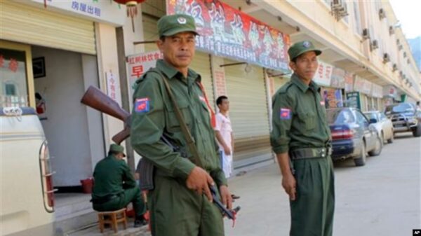 (ကိုးကန့်တပ်မတော် (MNDAA)မှ ရဲဘော်များ လောက်ကိုင်မြို့တနေရာ၌ လုံခြုံရေးယူနေစဥ်။ ဓာတ်ပုံ - အေပီ)