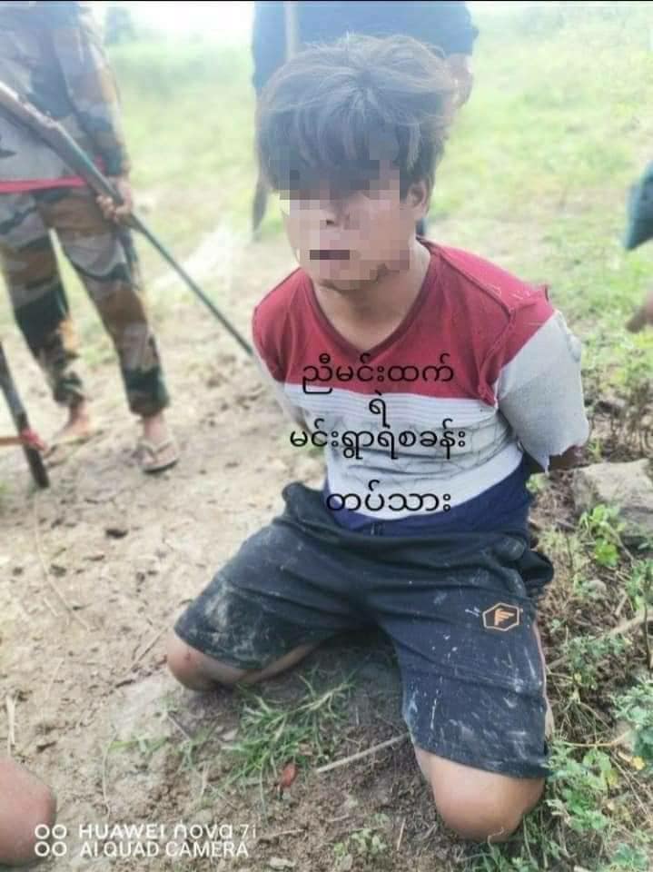 (မင်းရွာရဲစခန်းသိမ်းတိုက်ပွဲတွင် ထွက်ပြေးသွားသည့် စစ်ကောင်စီရဲများကို PDF များကဖမ်းဆီးပြီးနောက်တွေ့ရစဥ်။ဓာတ်ပုံ - CJ)