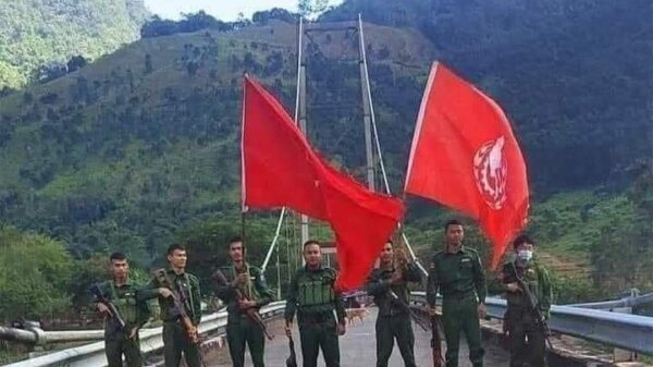 (တာပါးတုတံတား (သံလွင်တံတား) ပေါ်တွင် MNDAA တပ်ဖွဲ့ဝင်များကို နိုဝင်ဘာ ၇ ရက်က တွေ့ရစဉ်။ ဓာတ်ပုံ - The Kokang)