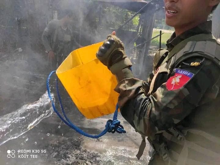 (မီးရှို့ခံရသည့် လက်တောင်းငယ်ကျေးရွာအတွင်း ဝင်ရောက်မီးငြိမ်းသတ်ပေးနေသည့် ရဲဘော်များ။ ဓာတ်ပုံ-ABSDF)