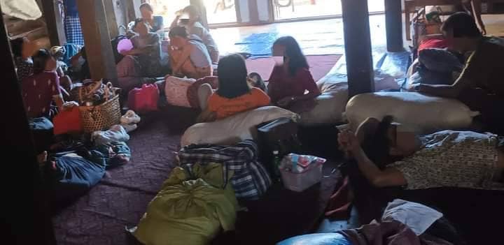 ( စစ်ကောင်စီတပ်၏ ပစ်ခတ်အကြမ်းဖက်မှုကြောင့်အေညက်တိုဘာလတွင် ထွက်ပြေတိမ်းရှောင်ခဲ့သောဒေသခံ ပြည်သူများ။ ။ဓာတ်ပုံ-ဒီပဲယင်းမြို့နယ်စစ်ရှောင်ထောက်ပံ့ရေးအဖွဲ့ )