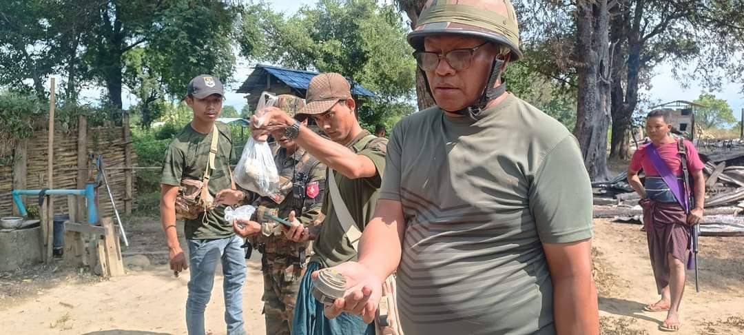 (စစ်ကောင်စီတပ်ထောင်ခဲ့သော မိုင်းများကိုရှင်းလင်းနေစဥ်။ဓါတ်ပုံ-ABSDF)