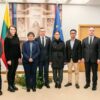 နိုင်ငံခြားရေးဝန်ကြီး ဒေါ်ဇင်မာအောင်နှင့် တိုင်းရင်းသားကိုယ်စားလှယ်များ လစ်သူရေးနီးယားလွှတ်တော်အမတ်များနှင့်သွားရောက်တွေ့ဆုံ