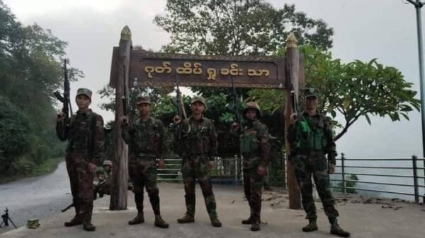 (ကျောက်မဲမြို့အပိုင် ဂုတ်ထိပ် View Pointနေရာ ထိန်းချုပ်ထားသော TNLAနှင့်မန္တလေး PDF တို့မှ ရဲဘော်များအား တွေ့ရစဥ်။ဓာတ်ပုံ - CJ)