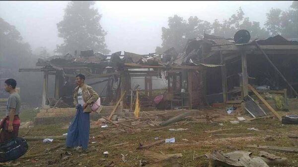 ((စစ်ကောင်စီက ကွမ်းလုံမြို့နယ် ကောင်းဟုန်းရွာကို လေကြောင်းမှတိုက်ခိုက်ဖျက်ဆီးပြီးနောက် တွေ့ရစဥ်။ ဓာတ်ပုံ - ပေးပို)