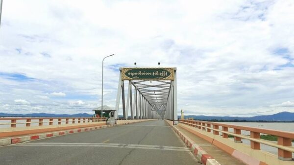 (တကောင်း-ထီးချိုင့်-အင်းတော်လမ်း​ပေါ်တွင်ရှိ​သော ဧရာဝတီမြစ်ကူးတံတား ထီးချိုင့် ကို​တွေ့ရစဥ်။ ဓါတ်ပုံ-CJ)