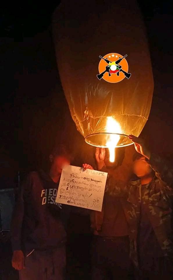 အာဏာသိမ်းစစ်ကောင်စီ၏ တောင်ကြီးတန်ဆောင်တိုင်အား ဆန့်ကျင်ဆန္ဒပြနေသည့် ဒေသခံလူငယ်များအားတွေ့ရစဥ်။ ဓာတ်ပုံ-Urban Task Force Aung Ban - UTF
