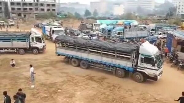 ("ဝ"ပြည်သို့ ရောက်ရှိလာသော စစ်ဘေးရှောင်များတင်ဆောင်လာသော ယာဥ်များ။ ဓာတ်ပုံ - File Photo)