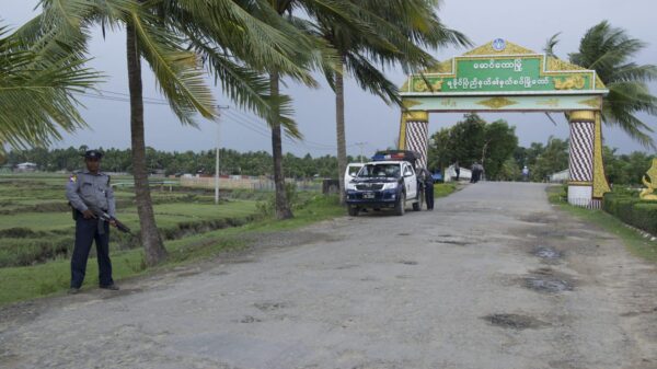 (ရခိုင်ပြည် မောင်တောမြို့အဝင်တနေရာတွင် စစ်ကောင်စီလက်ပါးစေရဲများအား တွေ့ရစဉ်။ ဓာတ်ပုံ - CJ)