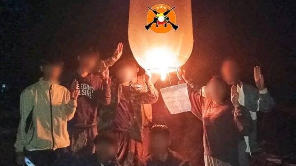 အာဏာသိမ်းစစ်ကောင်စီ၏ တောင်ကြီးတန်ဆောင်တိုင်အား ဆန့်ကျင်ဆန္ဒပြနေသည့် ဒေသခံလူငယ်များအားတွေ့ရစဥ်။ ဓာတ်ပုံ-Urban Task Force Aung Ban - UTF