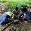 (ထွက်ပြေးတိမ်းရှောင်နေရသော ပြည်သူများနှင့် ၎င်းတို့အား ဆန်များဝေငှပေးနေစဥ်။ ဓာတ်ပုံ-YFC-Myaung)