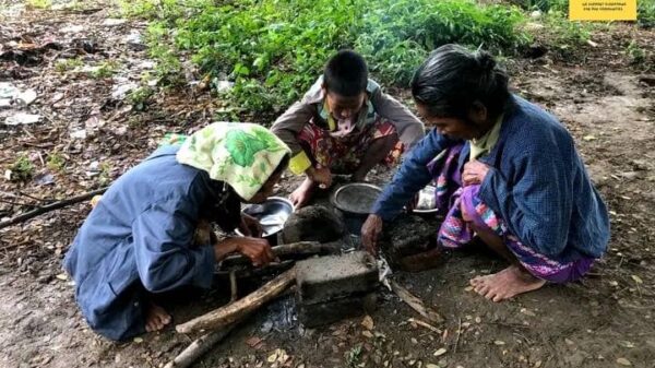 (ထွက်ပြေးတိမ်းရှောင်နေရသော ပြည်သူများနှင့် ၎င်းတို့အား ဆန်များဝေငှပေးနေစဥ်။ ဓာတ်ပုံ-YFC-Myaung)