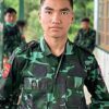 (ကနေဒီတောင် စစ်ကောင်စီတပ်စခန်းသိမ်းတိုက်ပွဲအတွင်း ကျဆုံးခဲ့ရသော ရဲဘော်Pau Tawng နှင့် က​နေဒီ​တောင်ရှိ စစ်တပ်စခန်းကိုသိမ်းယူပြီး​နောက် PDF Zoland ကအလံလွှင့်ထူစဥ်။ ဓာတ်ပုံ - PDF Zoland)