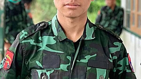 (ကနေဒီတောင် စစ်ကောင်စီတပ်စခန်းသိမ်းတိုက်ပွဲအတွင်း ကျဆုံးခဲ့ရသော ရဲဘော်Pau Tawng နှင့် က​နေဒီ​တောင်ရှိ စစ်တပ်စခန်းကိုသိမ်းယူပြီး​နောက် PDF Zoland ကအလံလွှင့်ထူစဥ်။ ဓာတ်ပုံ - PDF Zoland)