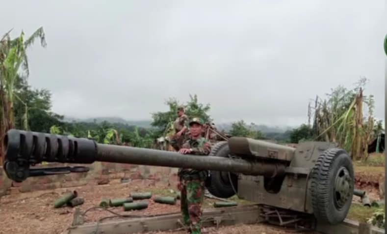 (စစ်ကောင်စီတပ်ထံမှ သိမ်းဆည်းရရှိသော လက်နက်ကြီးနှင့် လက်နက်ခဲယမ်းများကိုတွေ့ရစဥ်။ဓါတ်ပုံ-TNLA)