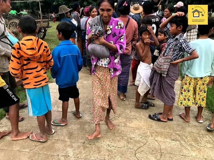 (ထွက်ပြေးတိမ်းရှောင်နေရသော ပြည်သူများနှင့် ၎င်းတို့အား ဆန်များဝေငှပေးနေစဥ်။ ဓာတ်ပုံ-YFC-Myaung)