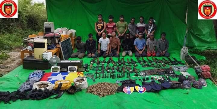 (ဖမ်းဆီးရမိသော ရွှေပန်းကုံးရဲစခန်းမှ စခန်းမှူးအပါအဝင် (၁၆) ဦးအား လက်နက်ခဲယမ်းများနှင့်အတူ တွေ့ရစဥ်။ ဓာတ်ပုံ - အမှတ်(၁)စစ်ဒေသ)
