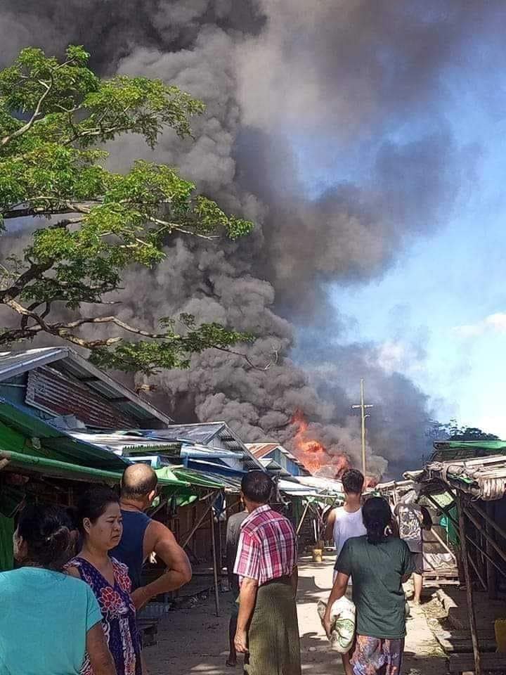 ပုဏ္ဏားကျွန်းဈေးမီးလောင်နေသည်ကို ယမန်နေ့က တွေ့ရစဉ်။ ဓာတ်ပုံ - CJ