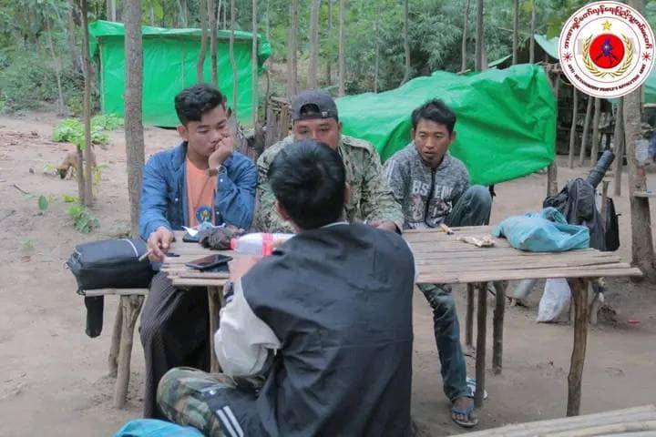 အလင်းဝင်လာသော ရဲနှစ်ဦးနှင့် ပျူတစ်ဦးအား ၎င်းတို့ပါလာသည့် လက်နက်ခဲယမ်းများနှင့်အတူ တွေ့ရစဥ်။ ဓာတ်ပုံ-A-DPRA