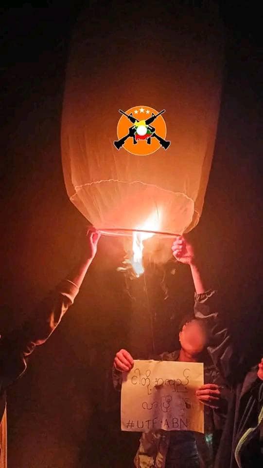 အာဏာသိမ်းစစ်ကောင်စီ၏ တောင်ကြီးတန်ဆောင်တိုင်အား ဆန့်ကျင်ဆန္ဒပြနေသည့် ဒေသခံလူငယ်များအားတွေ့ရစဥ်။ ဓာတ်ပုံ-Urban Task Force Aung Ban - UTF