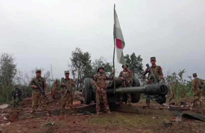 (ညီနောင်မဟာမိတ် သုံးဖွဲ့မှ ရဲဘော်များနှင့် ၁၀၂၇ စစ်ဆင်​ရေးတွင် စစ်​ကောင်စီတပ်ထံမှ သိမ်းဆည်းရရှိ​သော တင့်ကား ၊အတွဲလိုက်ပစ်ဒုံး ၊လက်နက်ကြီးများအား တွေ့ရစဉ်။ ဓာတ်ပုံ - AA ၊ The Kokang ၊ TNLA)