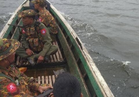 (သာယာဝတီခရိုင်အတွင်း သွားလာသောနေ စစ်ကောင်စီတပ်ဖွဲ့ဝင်အချို့အား တွေ့ရစဥ်။ဓာတ်ပုံ - CJ)