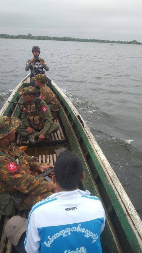 (သာယာဝတီခရိုင်အတွင်း သွားလာသောနေ စစ်ကောင်စီတပ်ဖွဲ့ဝင်အချို့အား တွေ့ရစဥ်။ဓာတ်ပုံ - CJ)
