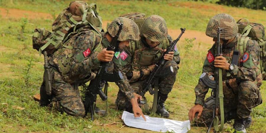 (ညီနောင်မဟာမိတ် သုံးဖွဲ့မှ ရဲဘော်များနှင့် ၁၀၂၇ စစ်ဆင်​ရေးတွင် စစ်​ကောင်စီတပ်ထံမှ သိမ်းဆည်းရရှိ​သော တင့်ကား ၊အတွဲလိုက်ပစ်ဒုံး ၊လက်နက်ကြီးများအား တွေ့ရစဉ်။ ဓာတ်ပုံ - AA ၊ The Kokang ၊ TNLA)