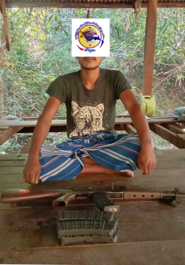 (ပြီးခဲ့သည့်ရက်ပိုင်းက KNUတပ်မဟာ(၅)ထံ အလင်းဝင်လာသော စစ်ကောင်စီတပ်သား လေးဦးအား တွေ့ရစဉ်။ ဓာတ်ပုံ - KNU-Mutraw News)
