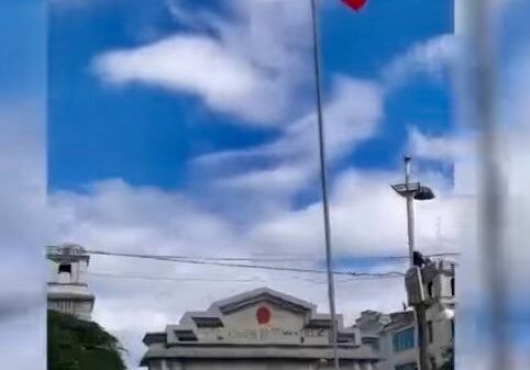 (ပန်ဆိုင်းမြို့ နယ်စပ်ဂိတ်တွင် MNDAAအလံ လွှင့်ထူထားသည်ကို တွေ့ရစဥ်။ ဓာတ်ပုံ - File Photo)