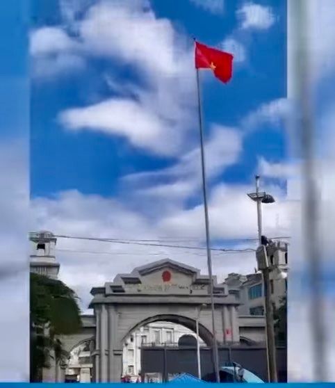 (ပန်ဆိုင်းမြို့ နယ်စပ်ဂိတ်တွင် MNDAAအလံ လွှင့်ထူထားသည်ကို တွေ့ရစဥ်။ ဓာတ်ပုံ - File Photo)