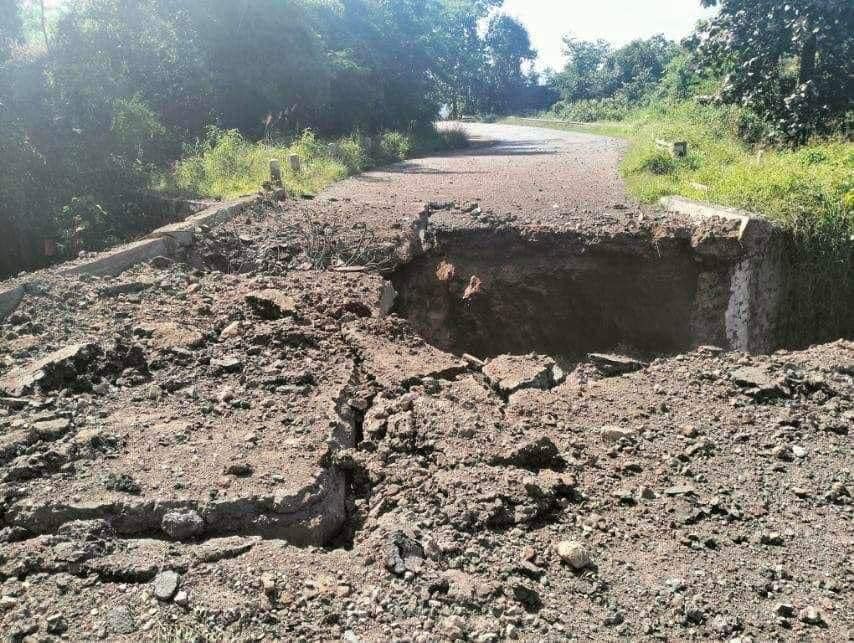 (တိုက်ပွဲကြောင့် နောင်ချို - ကျောက်မဲလမ်းပိုင်းတနေရာ ပျက်စီးနေသည်ကို ယခုရက်ပိုင်းအတွင်းက တွေ့ရစဉ်။ ဓာတ်ပုံ - CJ)