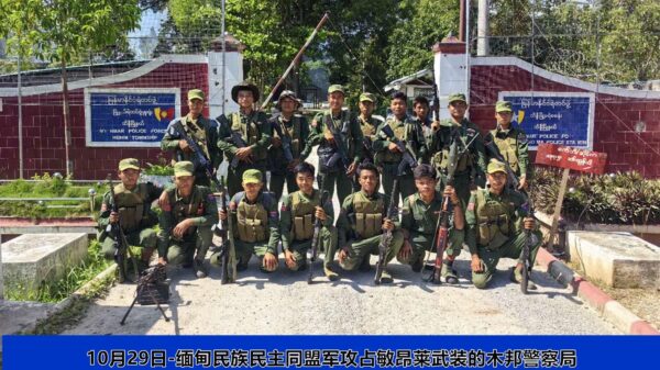 (သိန္နီရဲစခန်းကို အောက်တိုဘာ ၂၉ ရက်က ဝင်စီးခဲ့သည့် မြောက်ပိုင်းမဟာမိတ်တပ်များ။ဓာတ်ပုံ - The Kokang)