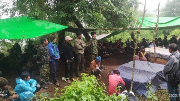 (နိုဝင်ဘာ ၁၅ရက်က မတူပီမြို့နယ်၊ ဝေလူးကျေးရွာကို စစ်ကောင်စီတပ်က ဂျက်ဖိုက်တာဖြင့် ဗုံကြဲတိုက်ခိုက်၍ သေဆုံးသူများအား သဂြိုလ်နေစဥ်။ ဓာတ်ပုံ - Chinland Defense Force Matupi)