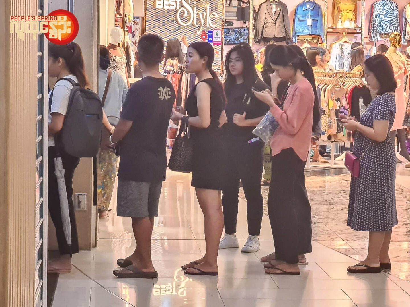 (ရန်ကုန်မြို့တွင်ဘATM ၌ငွေထုတ်ရန်စောင့်နေသူများကို တွေ့ရစဥ်။ဓါတ်ပုံ-People's Spring)