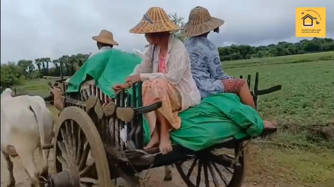 (ထွက်ပြေးတိမ်းရှောင်နေရသော ပြည်သူများနှင့် ၎င်းတို့အား ဆန်များဝေငှပေးနေစဥ်။ ဓာတ်ပုံ-YFC-Myaung)