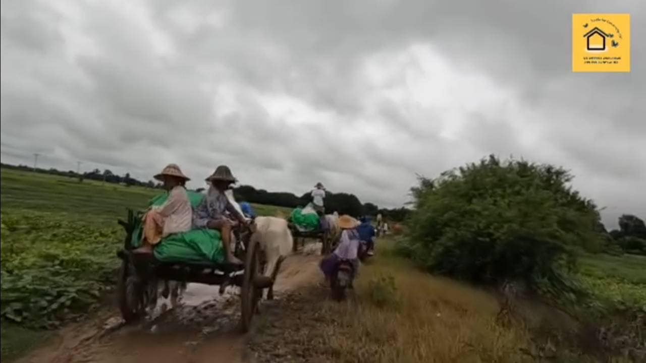 (ထွက်ပြေးတိမ်းရှောင်နေရသော ပြည်သူများနှင့် ၎င်းတို့အား ဆန်များဝေငှပေးနေစဥ်။ ဓာတ်ပုံ-YFC-Myaung)